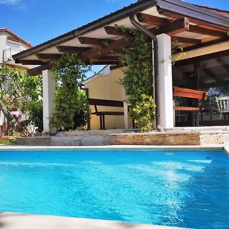 Ferienhaus Rustic House With Private Swimming Pool Pula