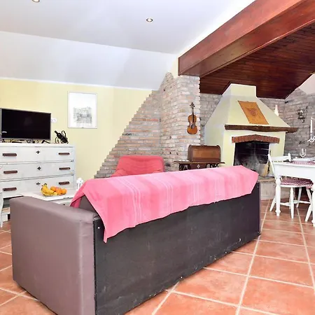 Rustic House With Private Swimming Pool プーラ