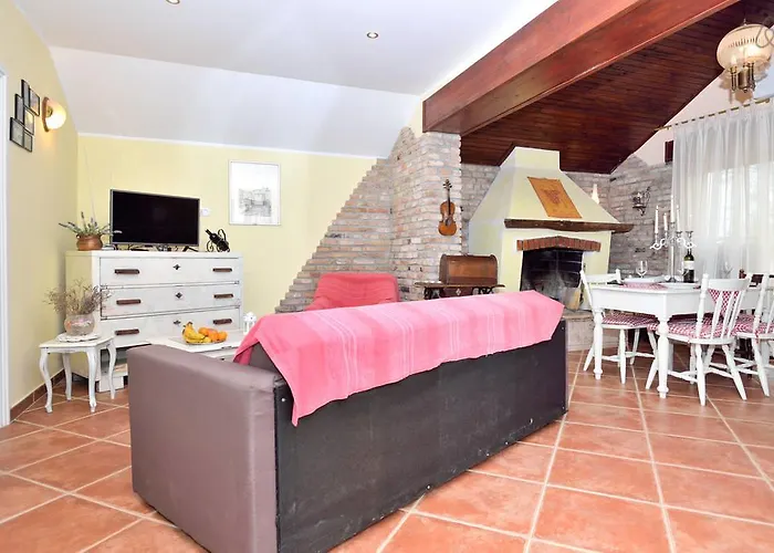 Rustic House With Private Swimming Pool Póla